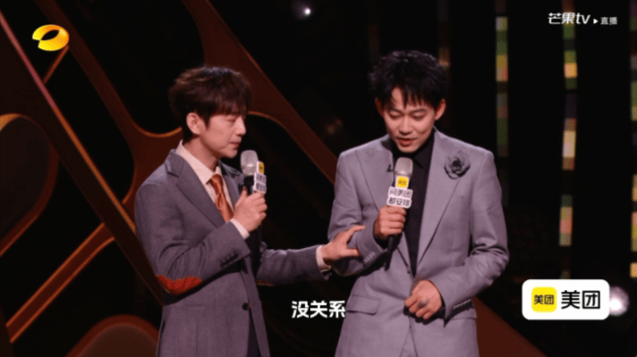 何炅又吃螺蛳了歌手2026何老师网速真的快，网上那些搞笑评论全都记得清清楚楚 