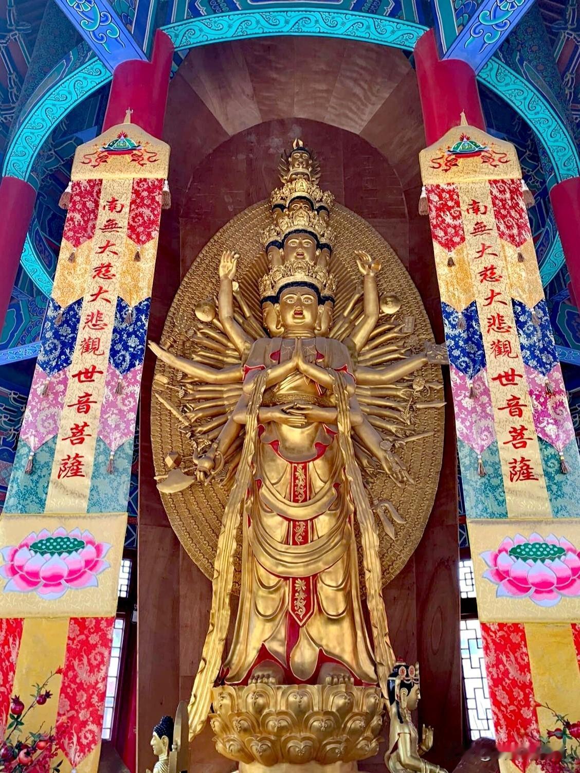 开封闹市藏千年古寺！两尊观音，渡尽人间两种心事
 
来开封旅游，人人扎堆大宋不夜