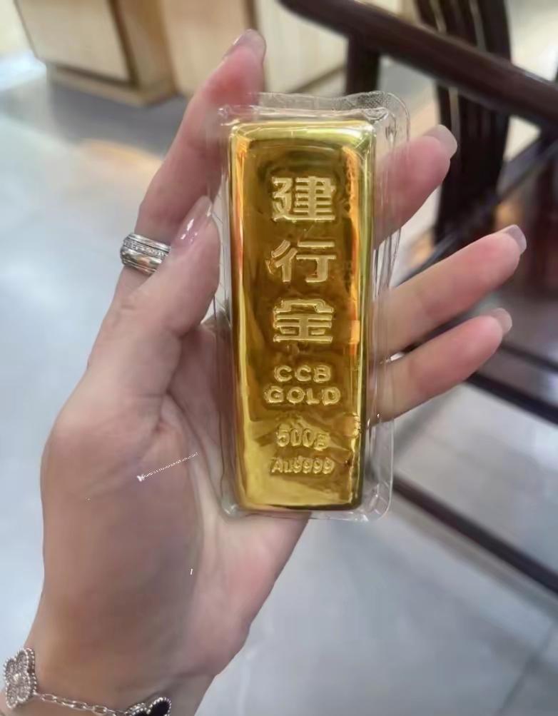 今天的金价，
看得人血压直接飙升，
6月20日，金价从935跌到了
902一克（