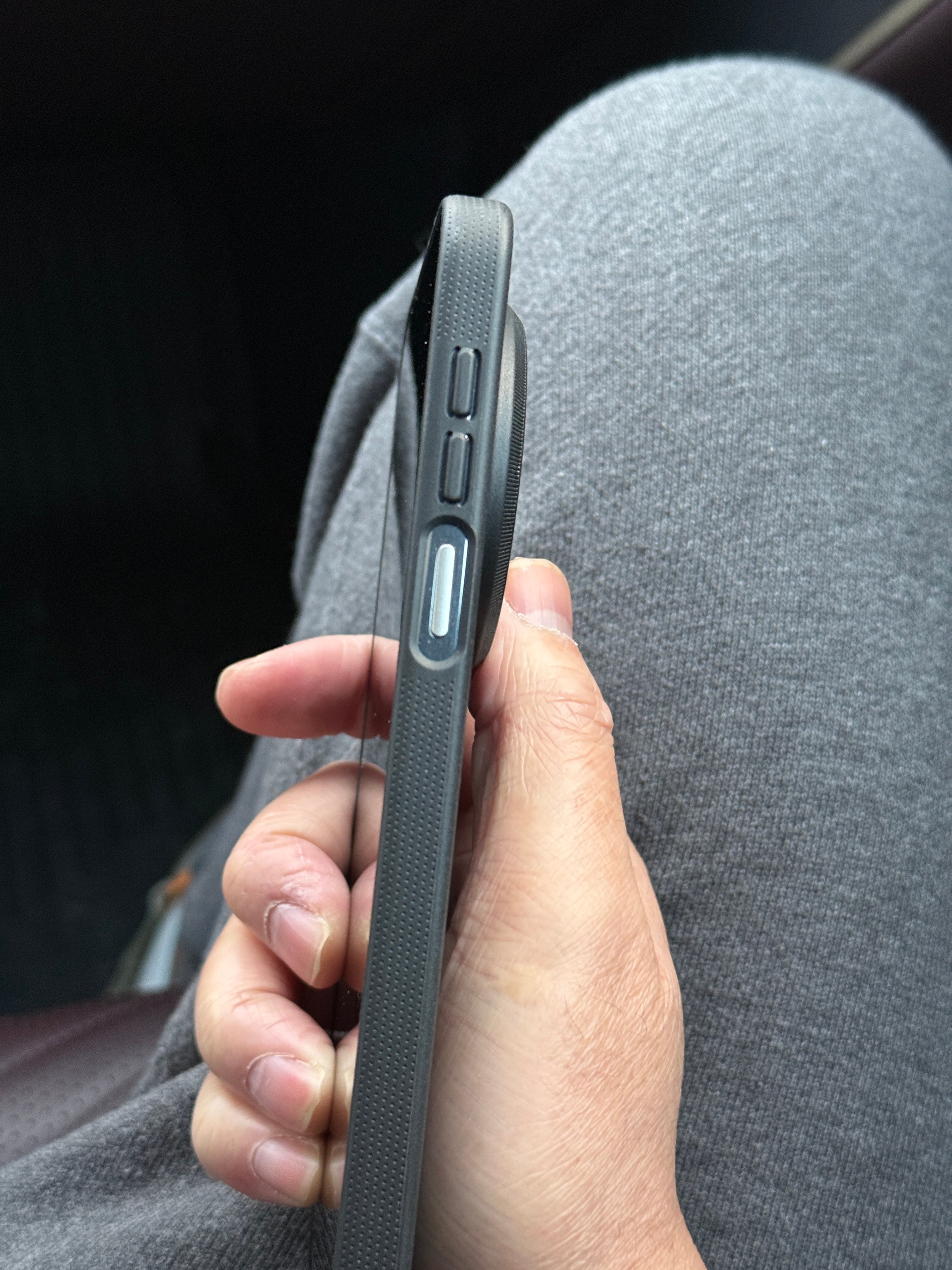 Mate80ProMax 的超薄壳电源键设计迭代了三版。图二左边是设计师自己的发