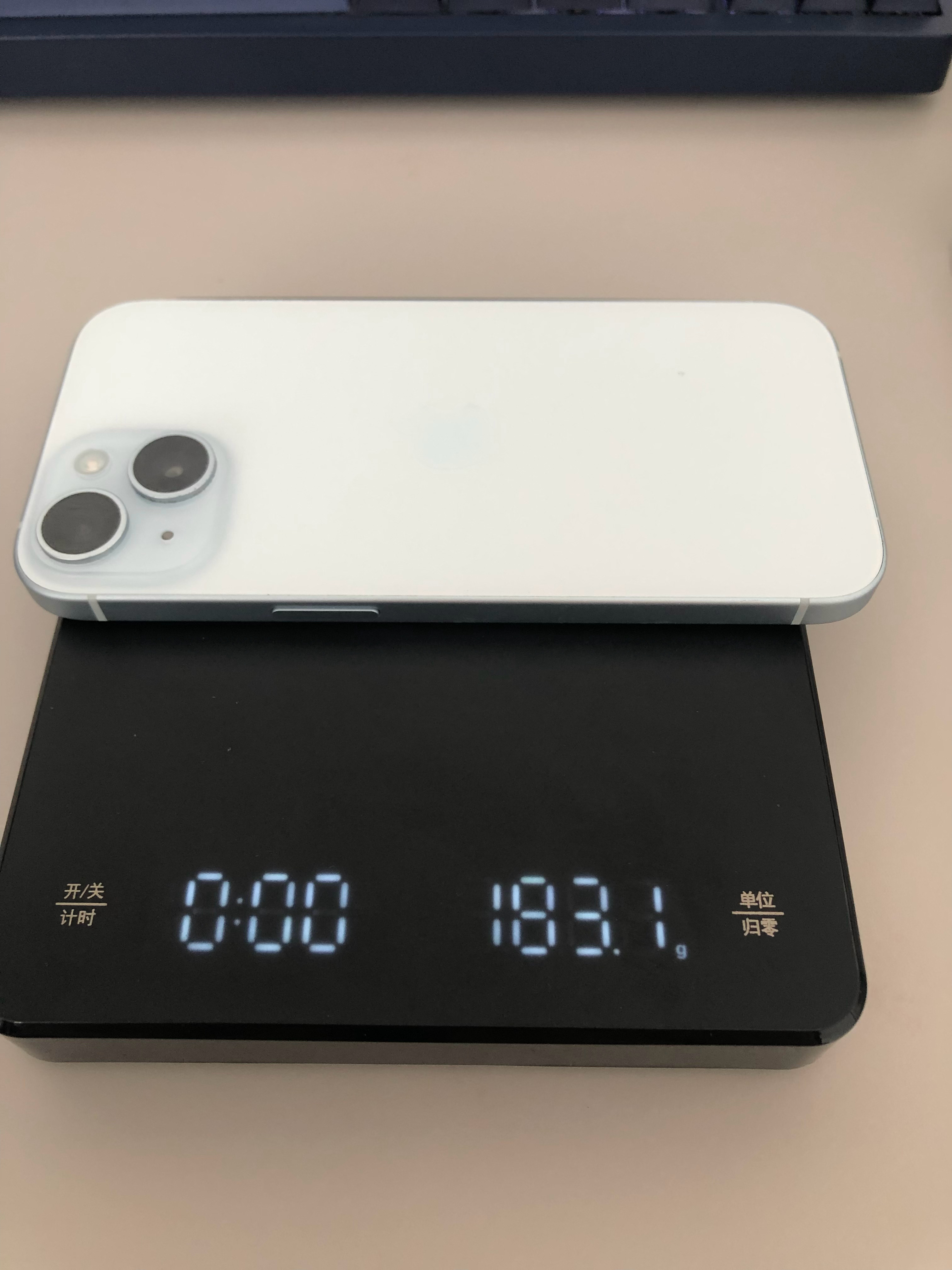 谁能懂标准版iPhone重量的救赎感？大屏视觉效果好的代价就是像板砖，坠手。 ​