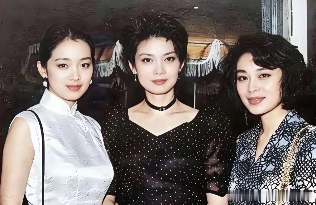 巩俐气质温婉清丽、眉眼柔情，自带气场，年轻的时候竟然比潘虹还要有气质。潘虹端庄大