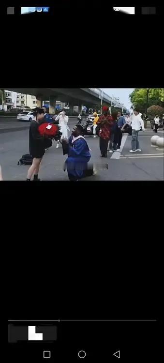 大学毕业季，拍完毕业照一黑人留学生向中国女生求婚，一束浪漫温馨的鲜花，跪地求婚挺