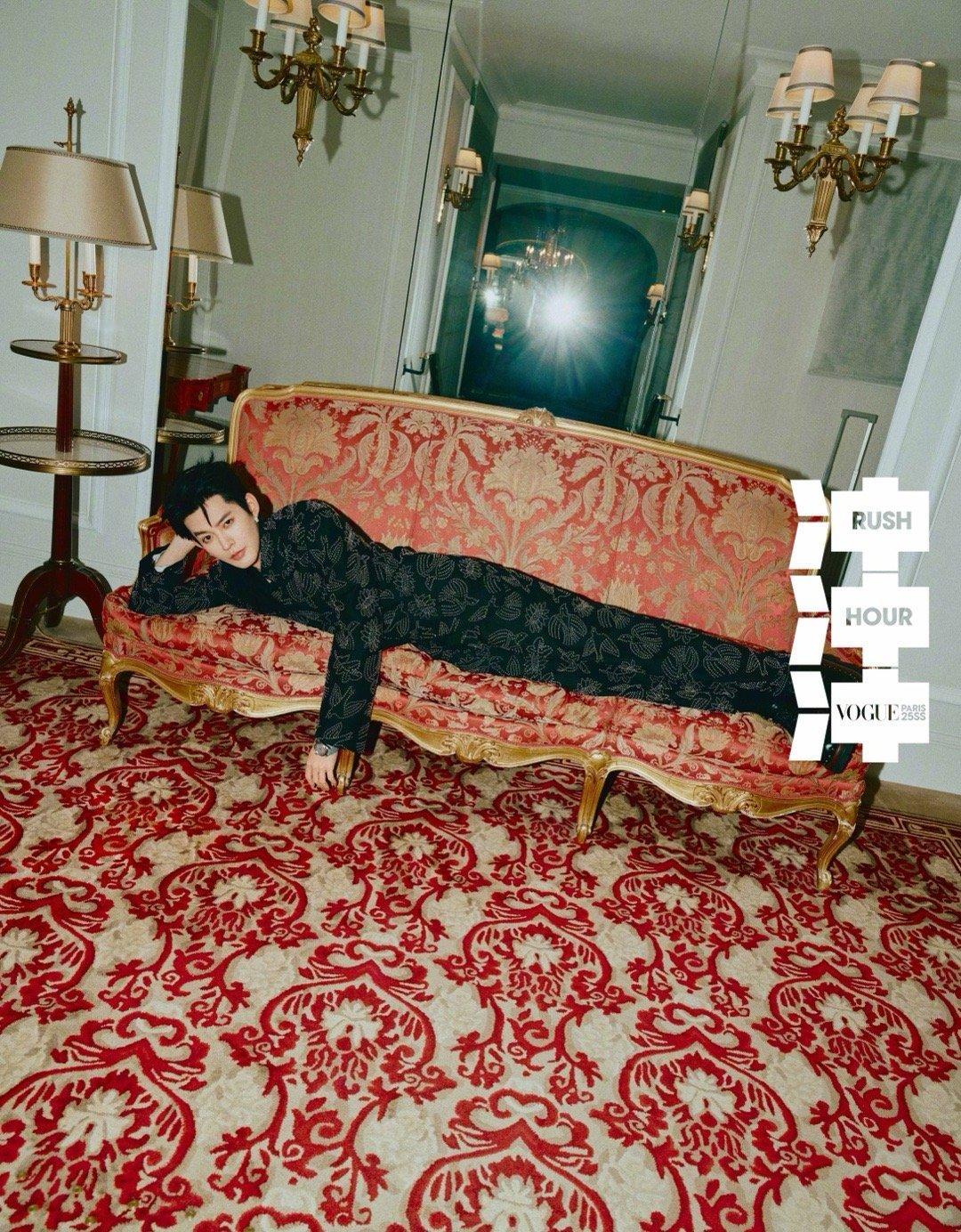 啊啊啊啊啊啊 魂穿沙发🛋️！！！[抓狂]躺下～好长的腿！！！#邓为巴黎时装周#