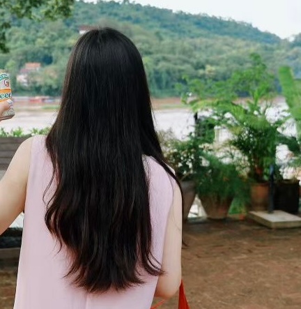 头发有点长必须来守护一下，黑宝瓶期待咯！肖战欧莱雅pro品牌全球代言人 肖战直播