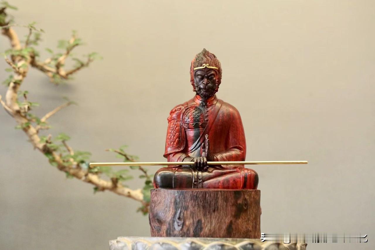 他不再翻云覆雨，反而坐了下来。

老房拆料的紫檀，木性沉稳，色泽内敛，像火退之后