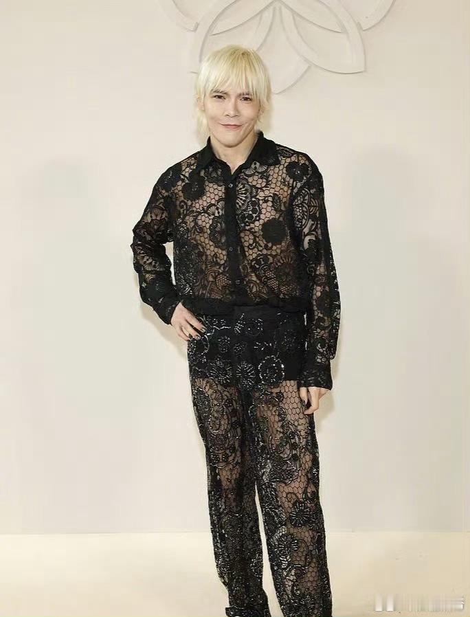 直女天菜和她的抽象男 别人谈恋爱是精致偶像剧，郭碧婷和向佐直接变成轻喜剧，直女天