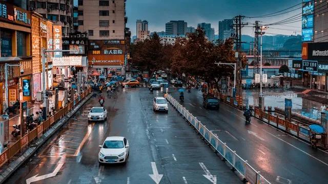 上联是：穷在闹市无人问，
下联应该是：富在深山有远亲。
那横批是什么啊？
