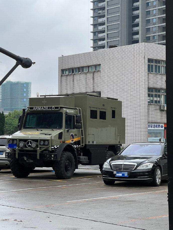 这大家伙一脚油门踩下去是不是得要10块钱。 ​​​