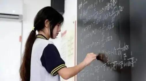 关于“姜萍事件”，我有几个想不到。

一、想不到中专生参加竞赛取得第12名饱受他