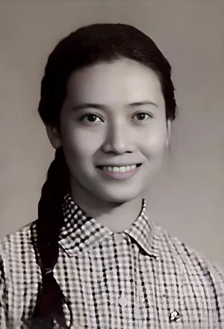 素有"东方夜莺"美名的她，歌声响彻海内外。从艺生涯留下近千部经典作品，连李谷一都