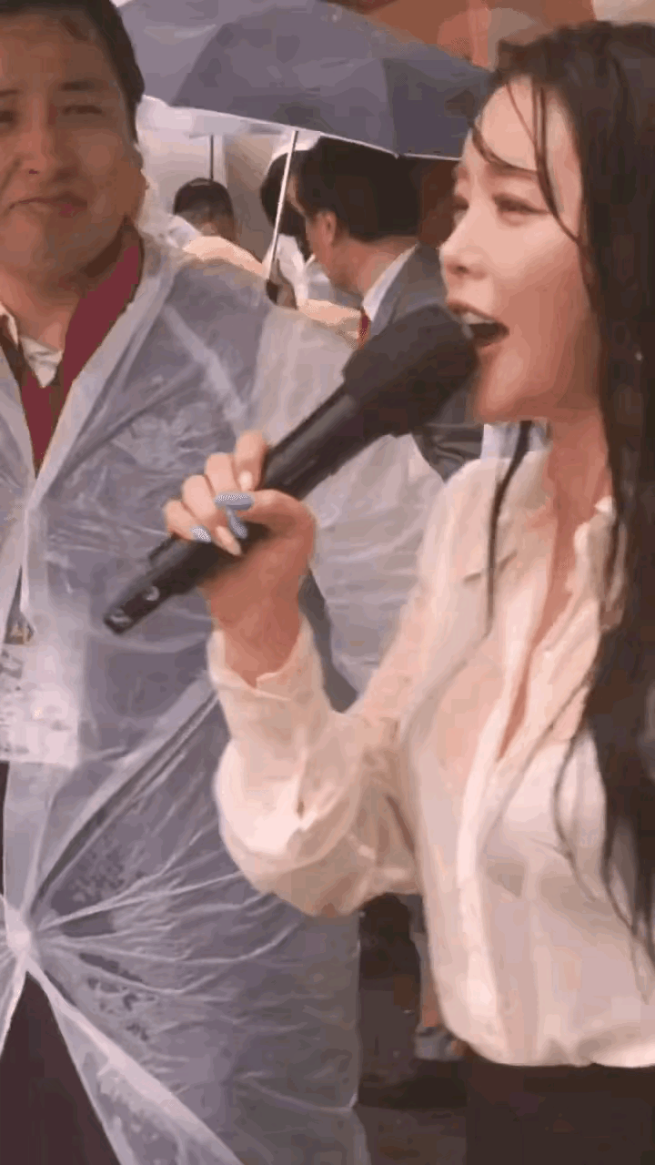 街头歌手的悲哀，如果不是为了生活，谁会在大雨天进行表演。