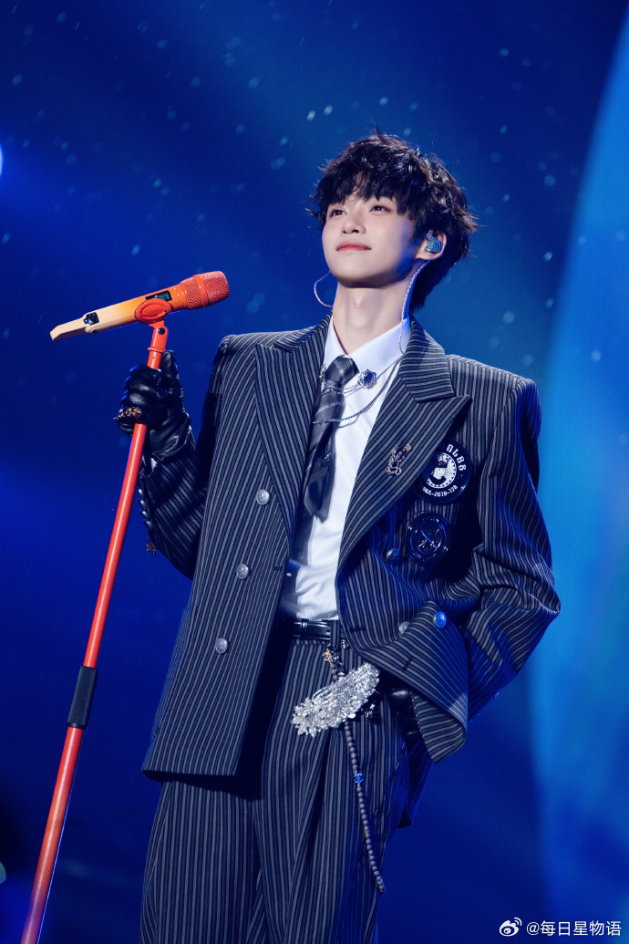 小卷发下的，在去年大眼音乐节的舞台上显得格外松弛自在。没有刻意堆砌的造型，只有恰