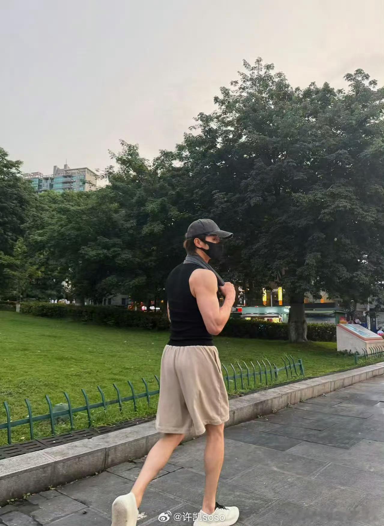 许凯烦躁但是耐心解释你好星期六 娜扎没跟上节奏找许凯补课，他急得抓头发但嘴上还是