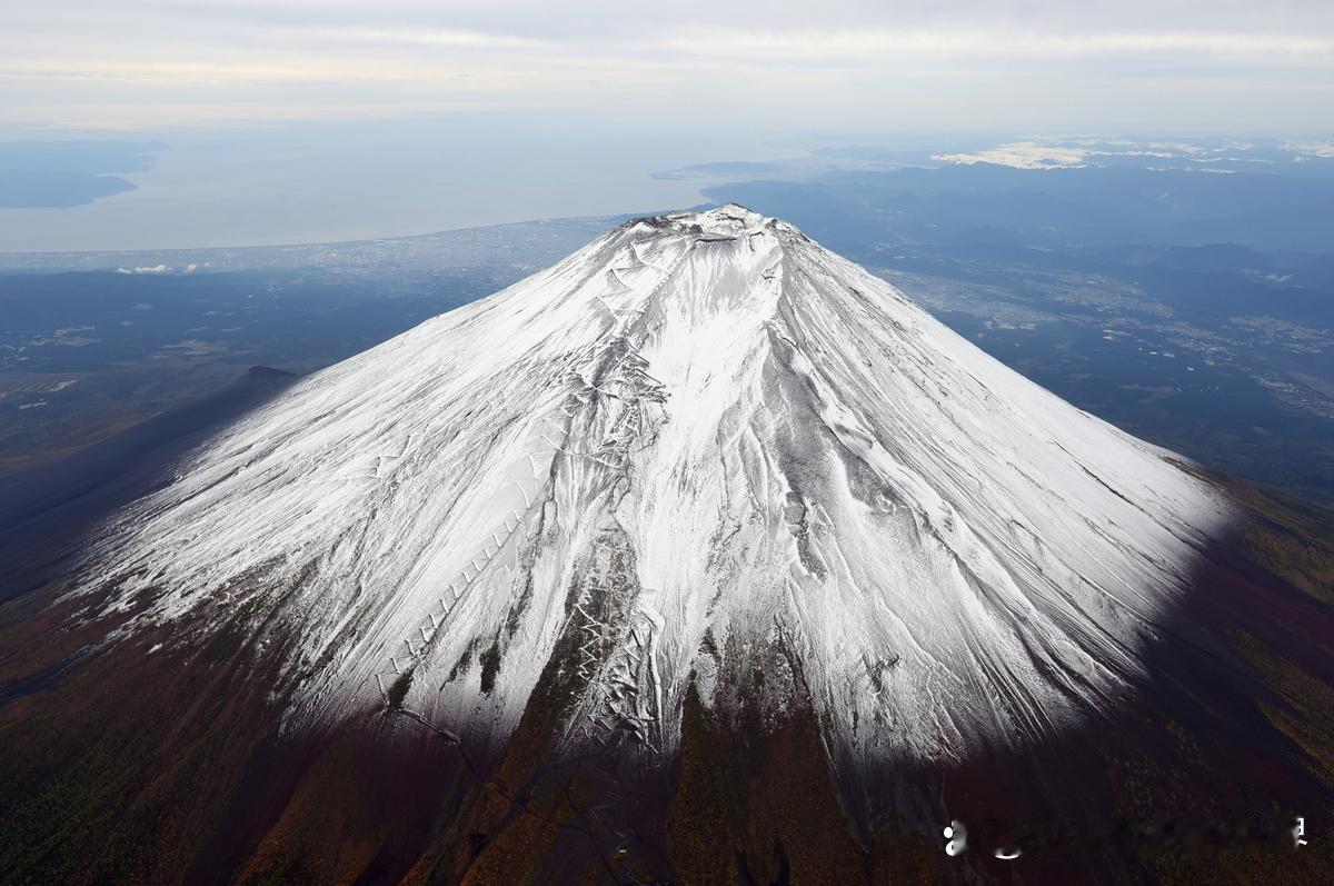 凌晨日本樱岛火山突然发飙，4400米高的烟柱直冲云霄，把夜空都染成了暗红色。这已