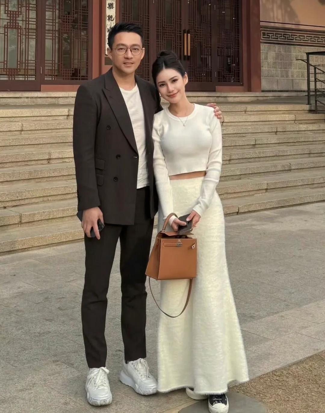 汪小菲一边带着未婚妻小梅去韩国游玩，一边工作考察市场，准备在当地再开一家麻六记。