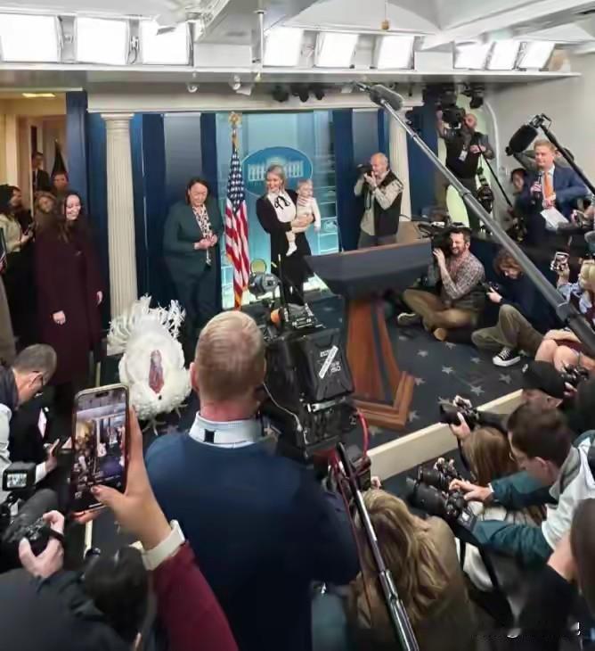 白宫新闻发布会，成了火鸡和“带娃上班”秀场。日前，白宫新闻发言人卡罗琳抱着儿子领