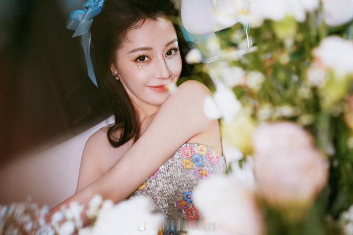 #花车上的迪丽热巴# 迪丽热巴今日品牌活动出图，明媚甜美的花车美人！ ​​​