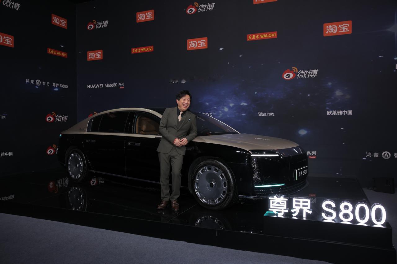 看到娜扎采访提到坐尊界S800后排空间很宽敞,智能配置也贴心。其实挺真实的,这种