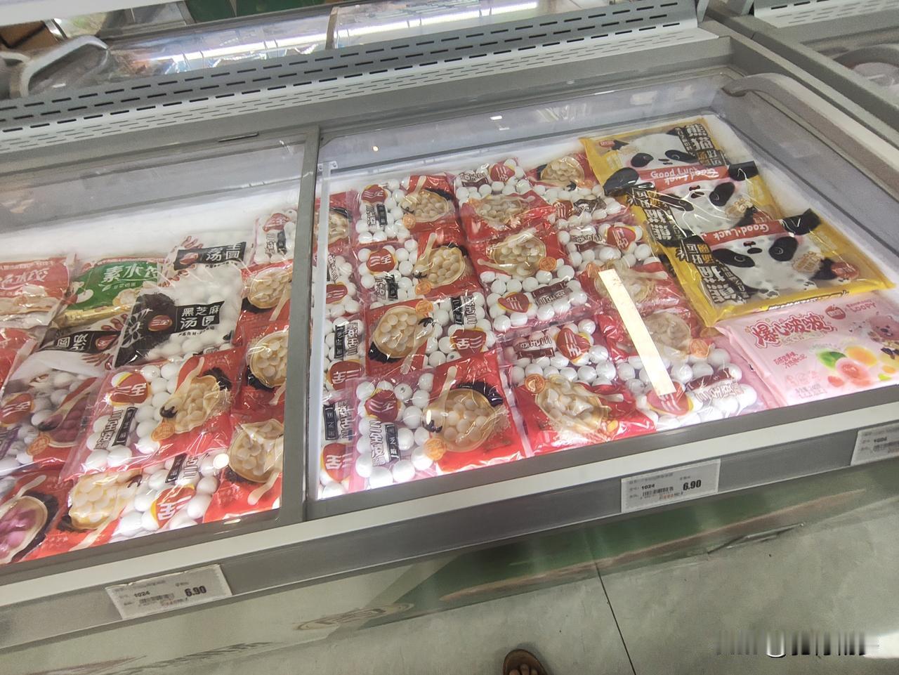 北方人正月十五吃元宵是历史传统！北方人正月十五吃的元宵是“滚”出来的，南方人吃的