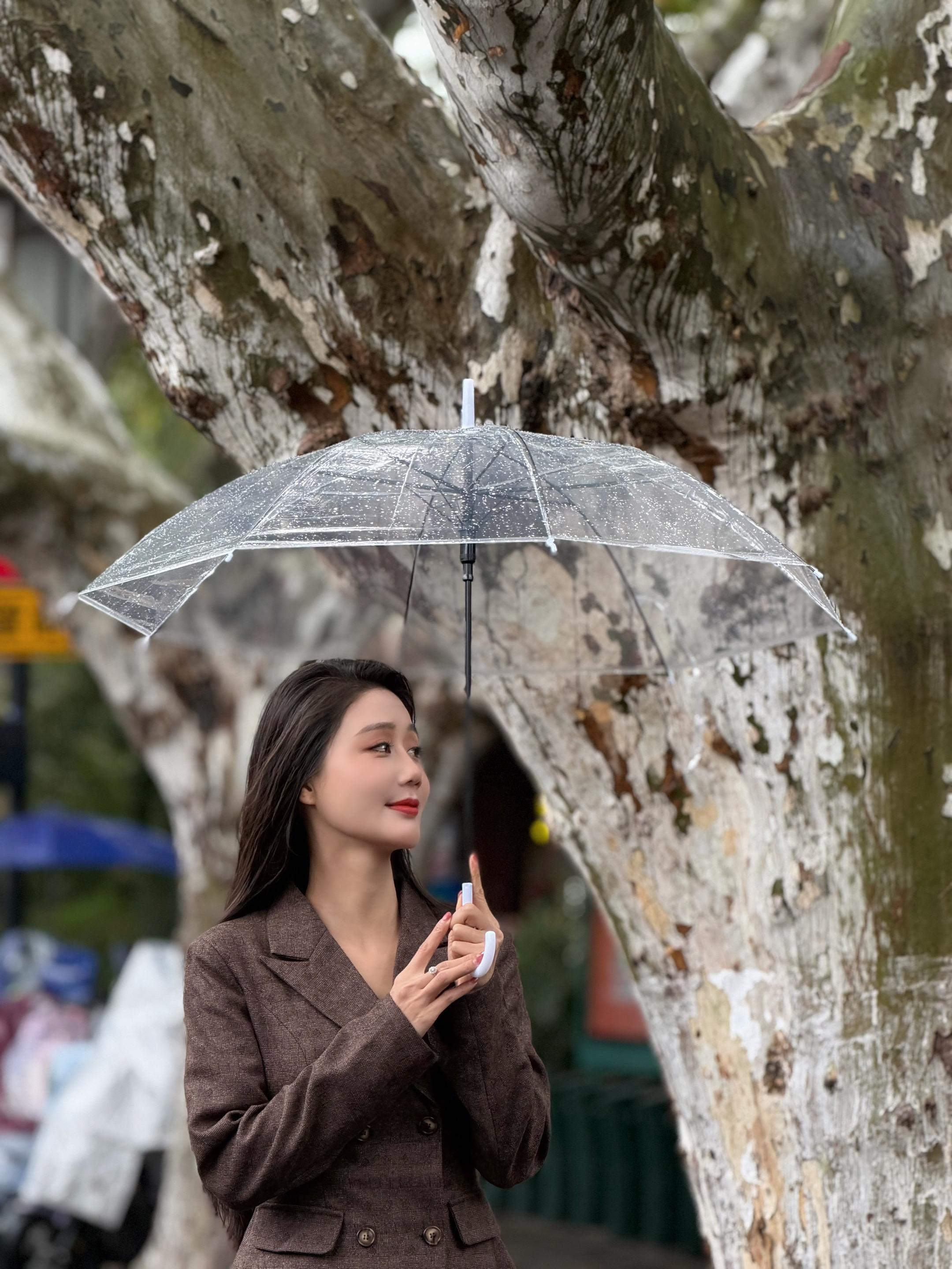 她很破碎，别人说她性格开朗，但只有她知道，她的内心一片荒芜、寸草不生!...