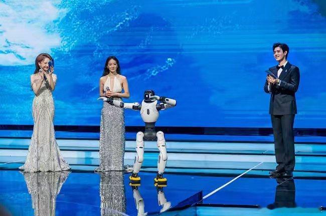 谁被宋茜的“特别嘉宾”萌到了？机器人不仅会秒回互动、比心卖萌，还能精准踩中舞蹈节