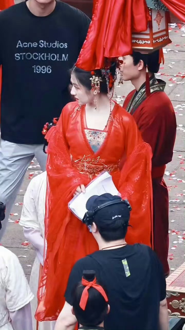 李兰迪掀开帘子是一张更美的脸路透杀疯了！李兰迪千夜奇谭大婚这个掀帘子镜头不愣一下