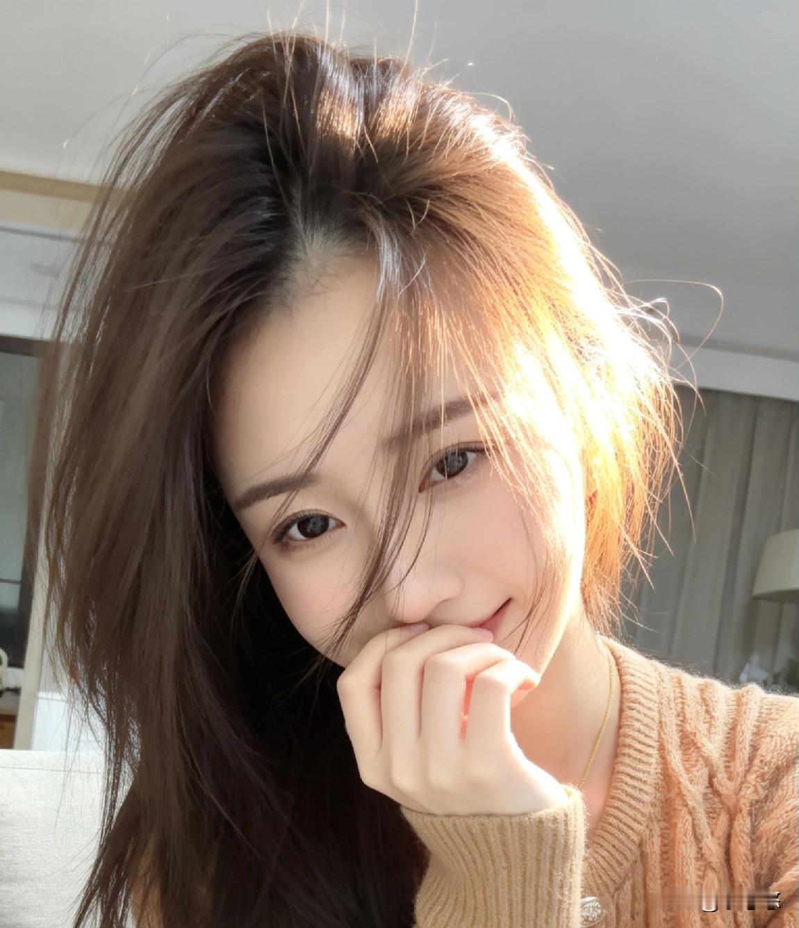 昨天写头条出了一个小爆款，
早上醒来一看收益一万元[星星眼]，
我揉了揉眼睛，