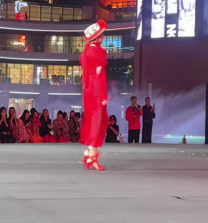 93岁的吴妈妈惊艳亮相T台，一身红裙明艳吸睛，脚踩5厘米的高跟鞋步履稳健，身板笔