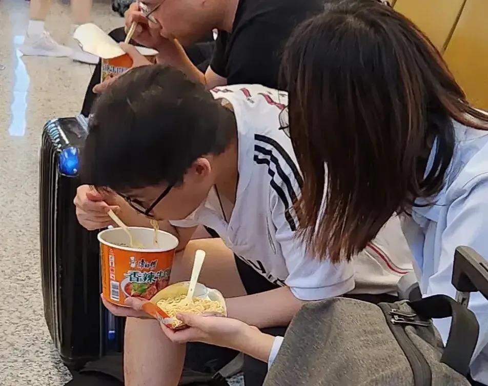这小子有福，就是不知道懂不懂得珍惜[看][看]