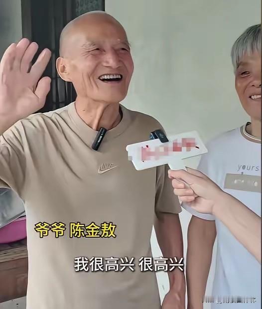 说句实话，
我真的很敬佩葫芦爷爷，
原以为75岁的老人家突然走红，
大概率会被这