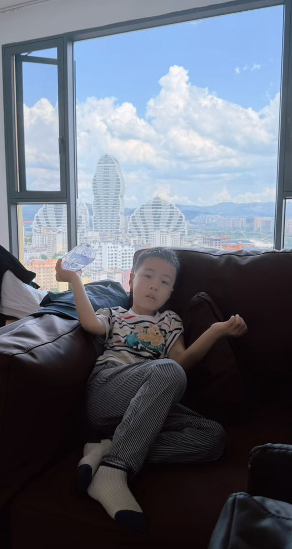 看小孩无聊，和我妈领小兄弟来亚洲最大的水果市场曼阁采买些水果溜达溜达，吃榴莲的季