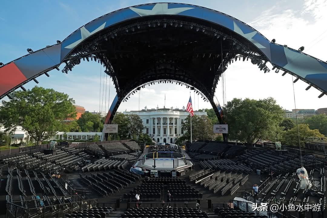 是的，你没看错，这并非AI图片。UFC在白宫前方搭建了规模宏大的舞台，借着美国建