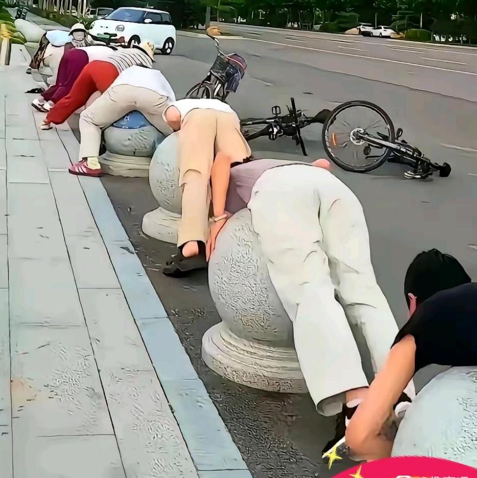 四十度烈日蹲石墩暴晒，属实看不懂这操作！
 
室外气温直奔四十度高温，我躲在家开