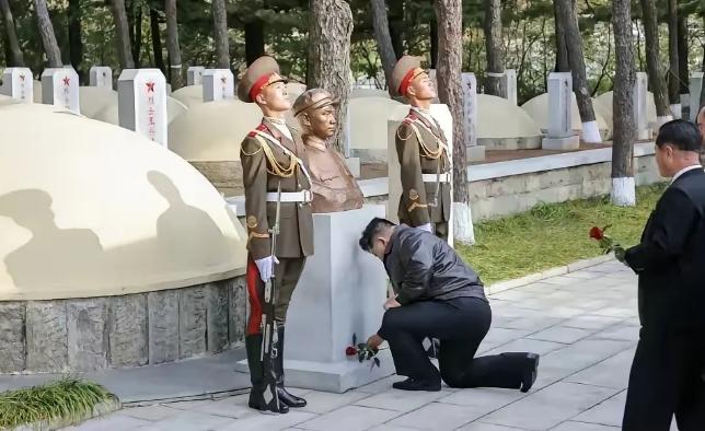 金正恩知恩图报，25日，中国人民志愿军援朝纪念日，金正恩在毛岸英烈士墓前单膝下跪