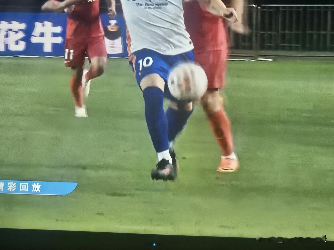 瓦克终于进球，还是超级世界波。
山东泰山客场对阵河南队，不出意外，泰山队还是一成