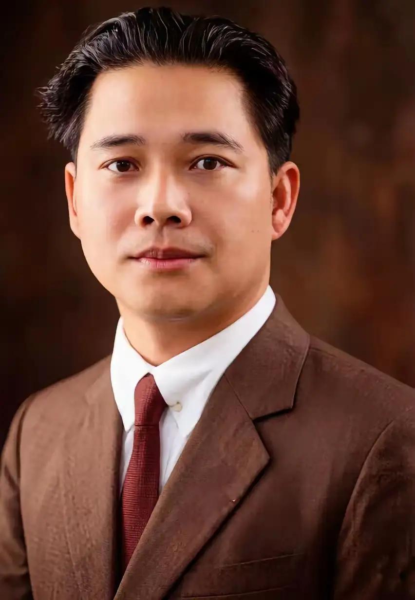 这是大汉奸汪精卫，看来坏蛋不仅有相由心生，面目丑陋的，还有长相英俊，金玉其外、败