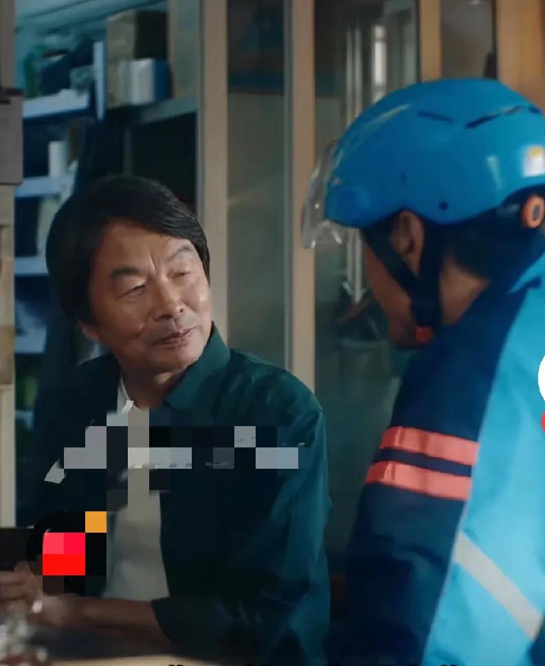 外卖大叔当面指出了著名作家刘震云作品的不足，刘震云竟无言以对。

外卖大叔拿着《