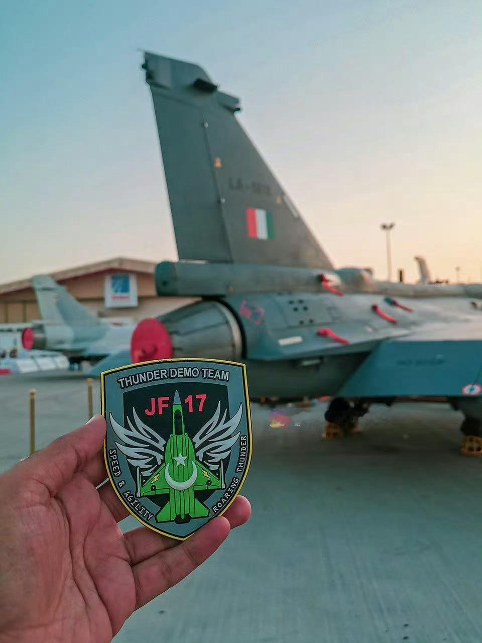 看来光辉是被吓破胆了，这属于左右夹击