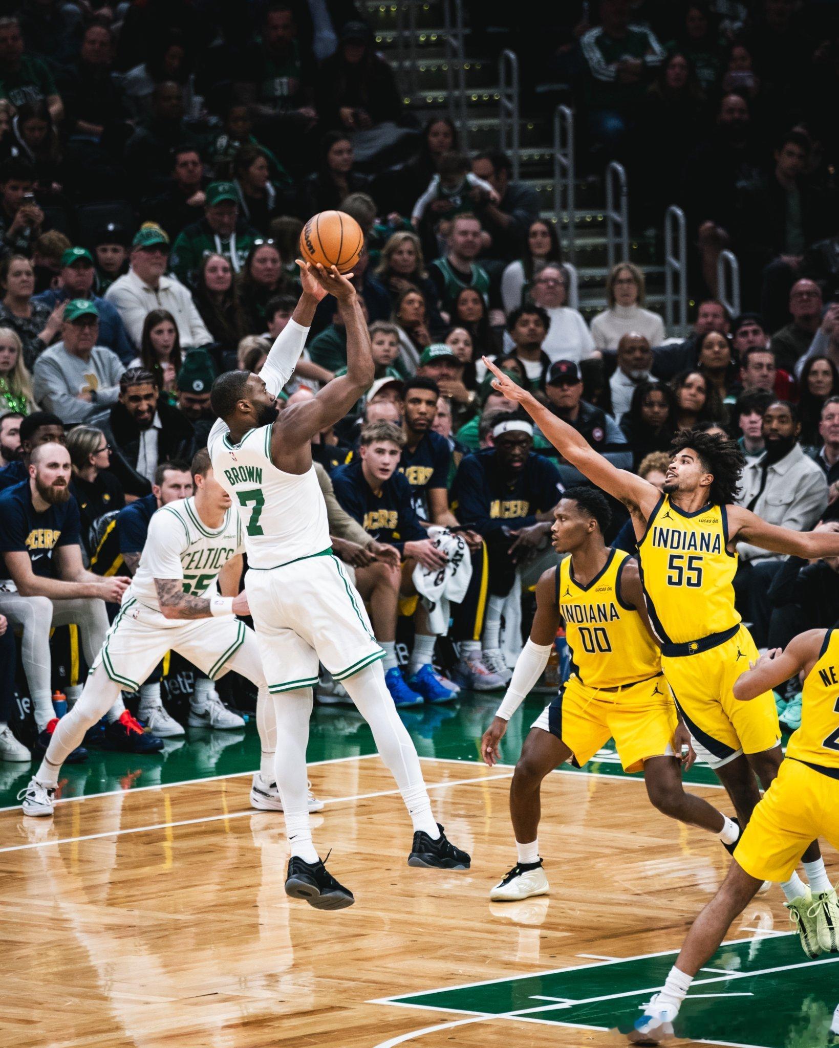 波士顿凯尔特人！大逆转20分主场103-95印第安纳步行者，卡莱尔教练暂时无缘1