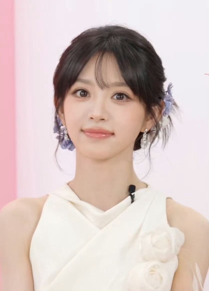 田曦薇盘发簪花 薇薇酱~薇薇酱~今天这套更是绝美！！！盘发簪花好好看呀，求自拍田