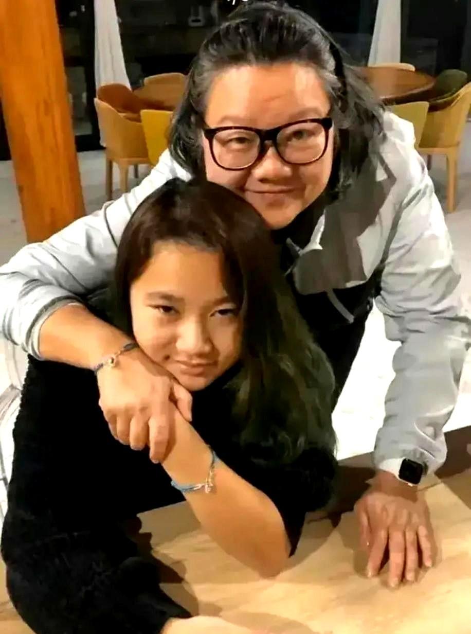 洪晃也没想到，19年前领养的女儿，如今竟成了她最大的依靠！
2020年洪晃得了带