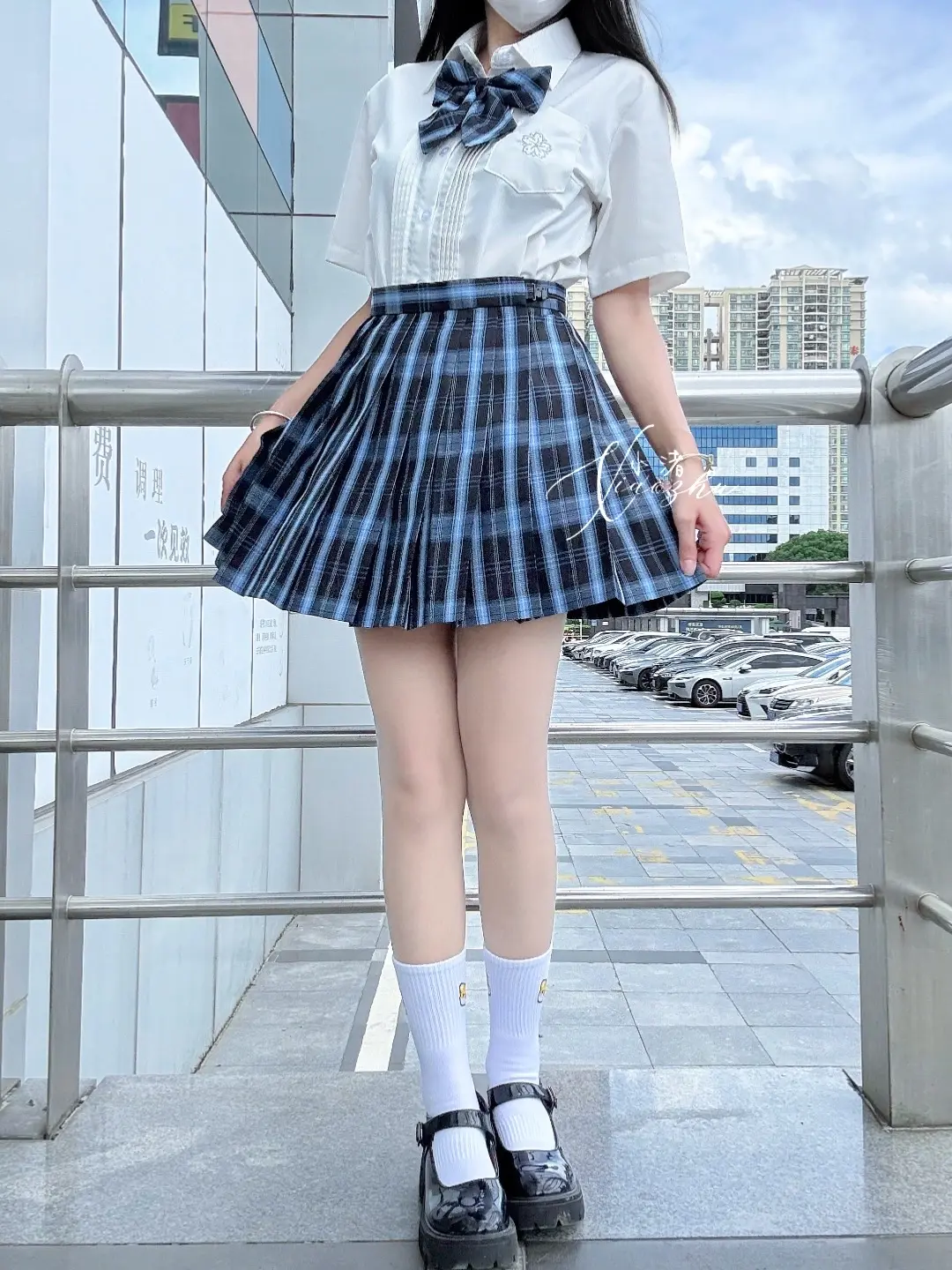 深蓝色jk格裙。