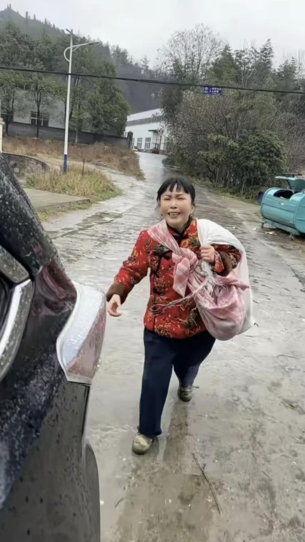 水仙子·打工同往
求君带俺去城游，
莫让奴家再守留。
楼高风骤难如柳，
愿同吃苦