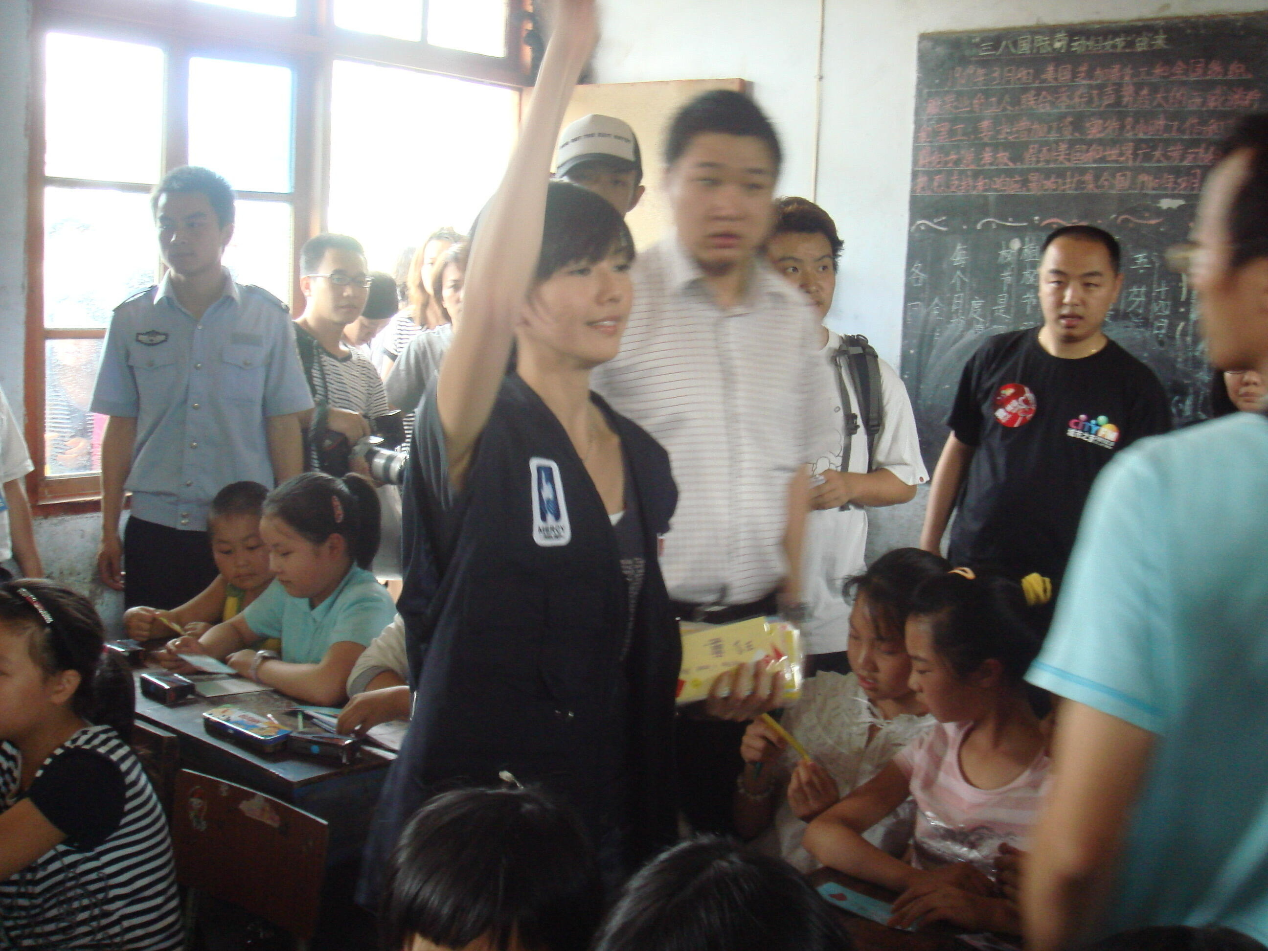 一位网友修复一台二手CCD相机的损坏内存卡，意外发现了18年前（2008年）孙燕