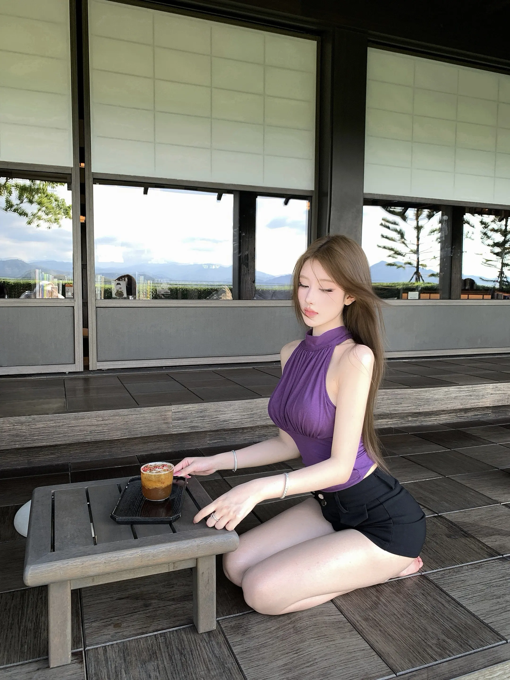 我在月光下许过情真 问你到底爱我有几分。