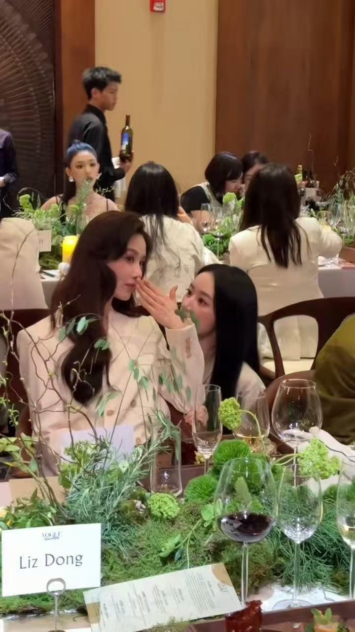vogue晚宴大合影刘诗诗打卡点刘诗诗打卡点，vogue晚宴大合影，咱就说男帅女