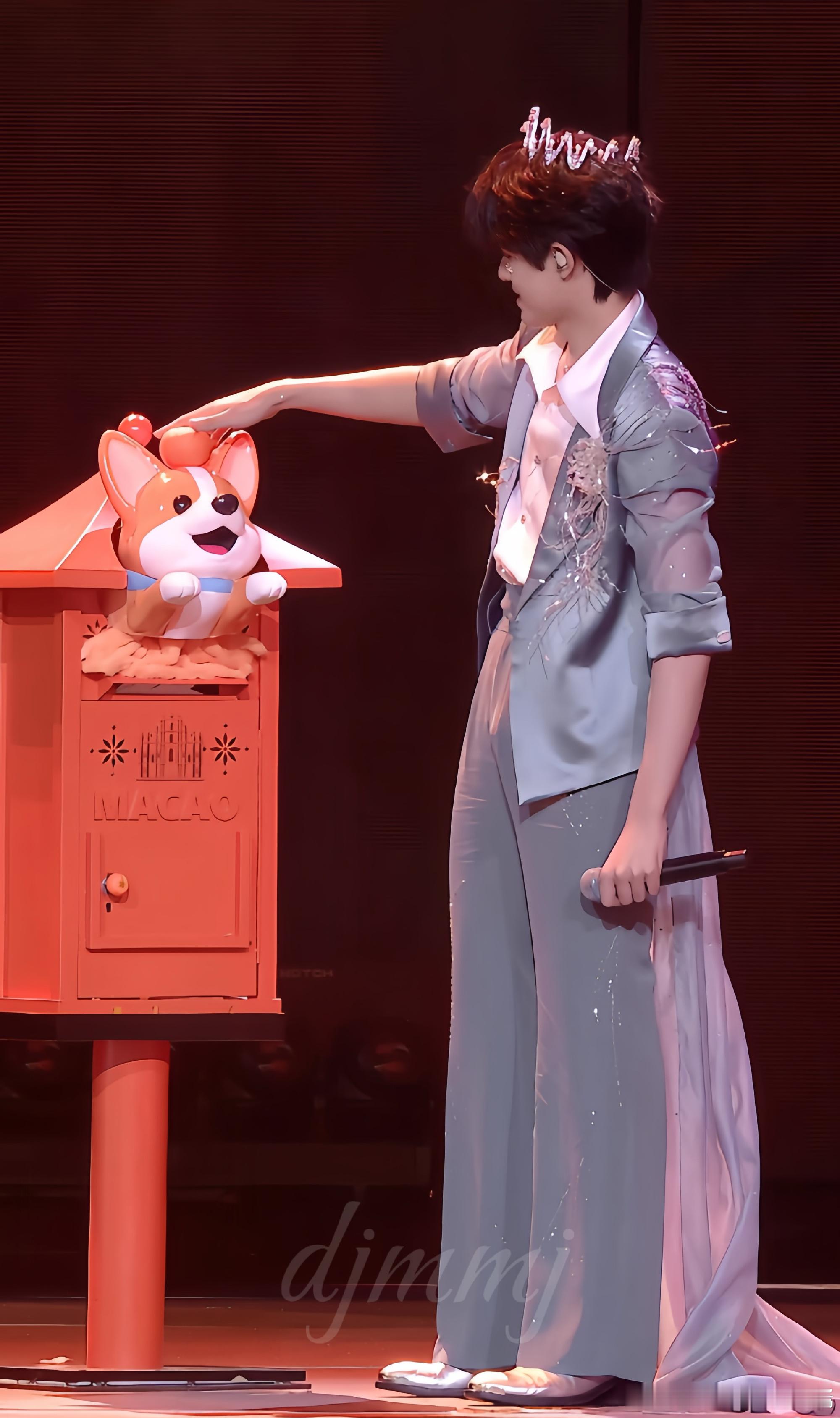 张极solo舞台到时说爱我 张极这首到时说爱我唱得太干净了，声音清澈通透，现场发