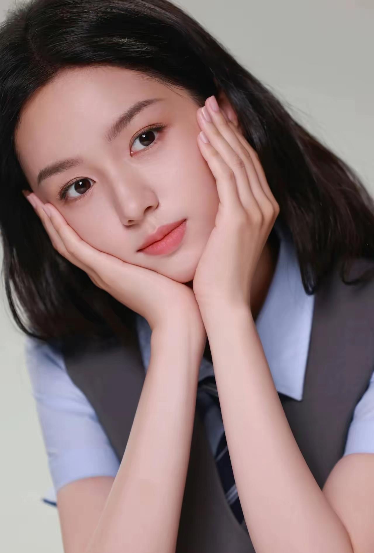 周也真是“因祸得福”，王诗龄一句“不喜欢她”，将她带火了。

人都会对“受害者”