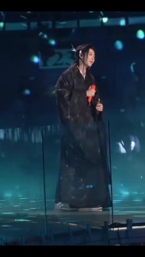 《笑红尘》刘宇宁2023江苏跨年舞台。
心越高，心越强。无论你我有多伤，都是最大